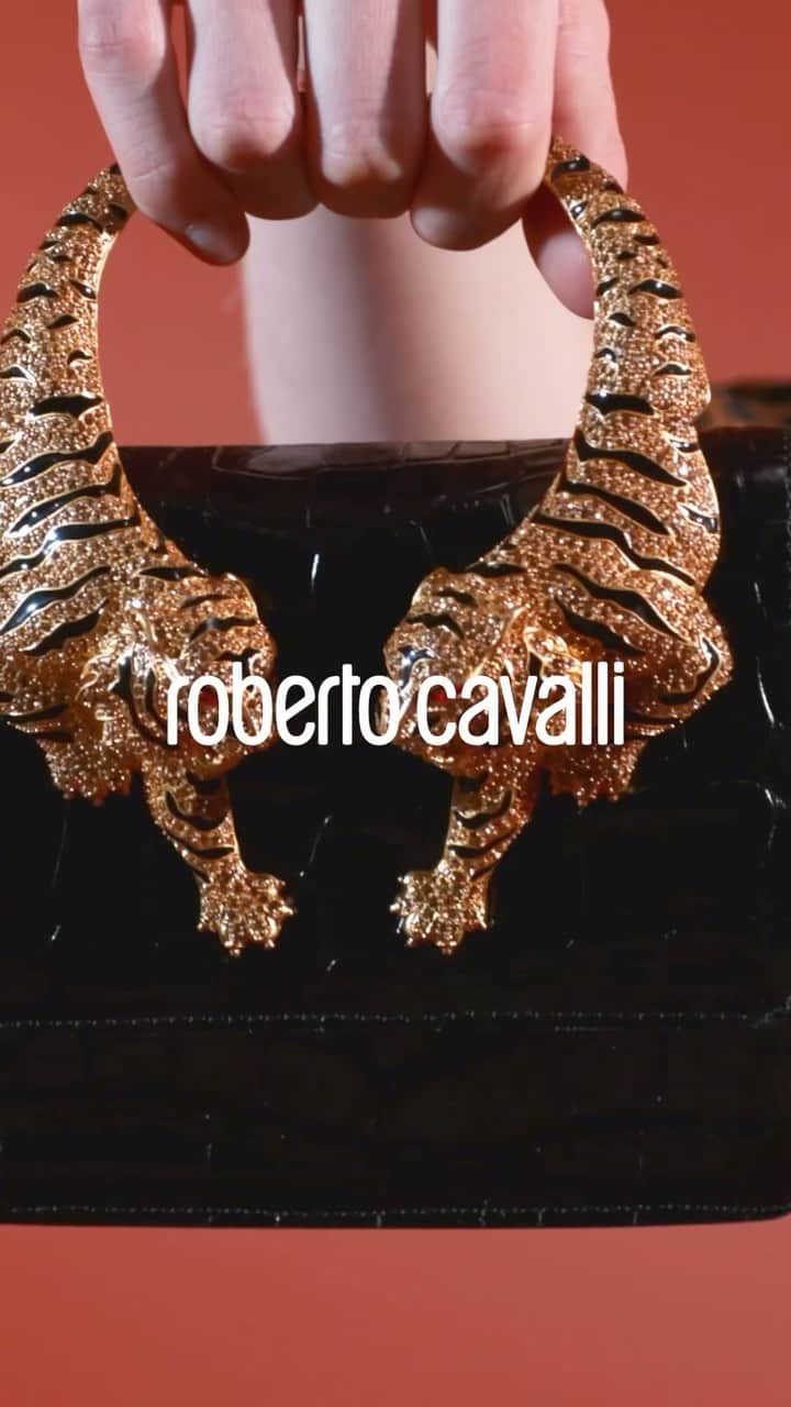 ロベルトカバリのインスタグラム：「Roaring season. Walk fierce wherever you go with a #RoarBag by your side — a wild at heart companion to take on your shopping trips and mid-week nights.  Shop the Roar Bag at the link in bio or visit a #RobertoCavalli boutique.」