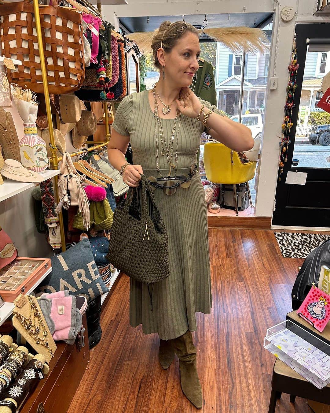 ルル フロストのインスタグラム：「Chock full of new memories from our trunk show with @alterdhome, had the best chats and styling sessions with some ultra fabulous women — and pup 🐶 #luluontheroad #lulufrost」
