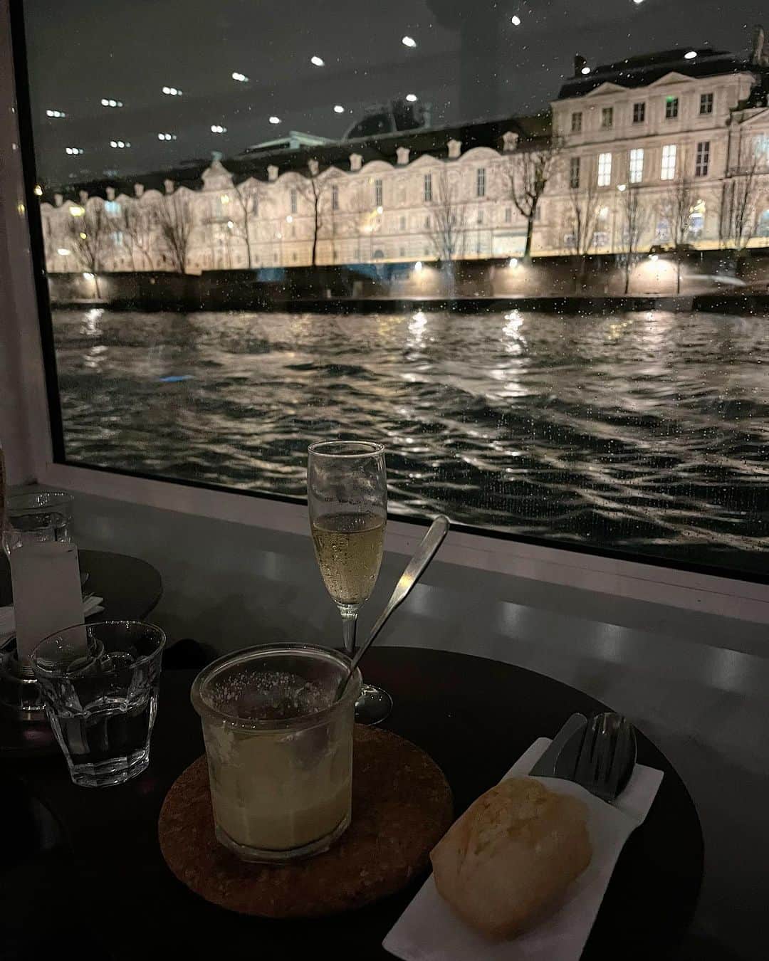 佐竹明咲美さんのインスタグラム写真 - (佐竹明咲美Instagram)「. セーヌ川クルーズへ。 最終日に行ったので、 これまで観光したところを振り返りながら ゆらりゆられていい思い出に🛳️  お食事もワインもおいしかったです🍷  エッフェル塔がキラキラ光る シャンパンフラッシュの時間は近くに停泊。 川の上から観られて特別感がありました🇫🇷  続く...  #フランス #フランス旅行　 #パリ #Paris #France #セーヌ川　#セーヌ川クルーズ　#seineriver  #エッフェル塔　#towereiffel   #あまりにもゆるすぎる #思い出投稿 #のんびりしすぎてる #1年が経ちそう」11月14日 2時36分 - asami_satake