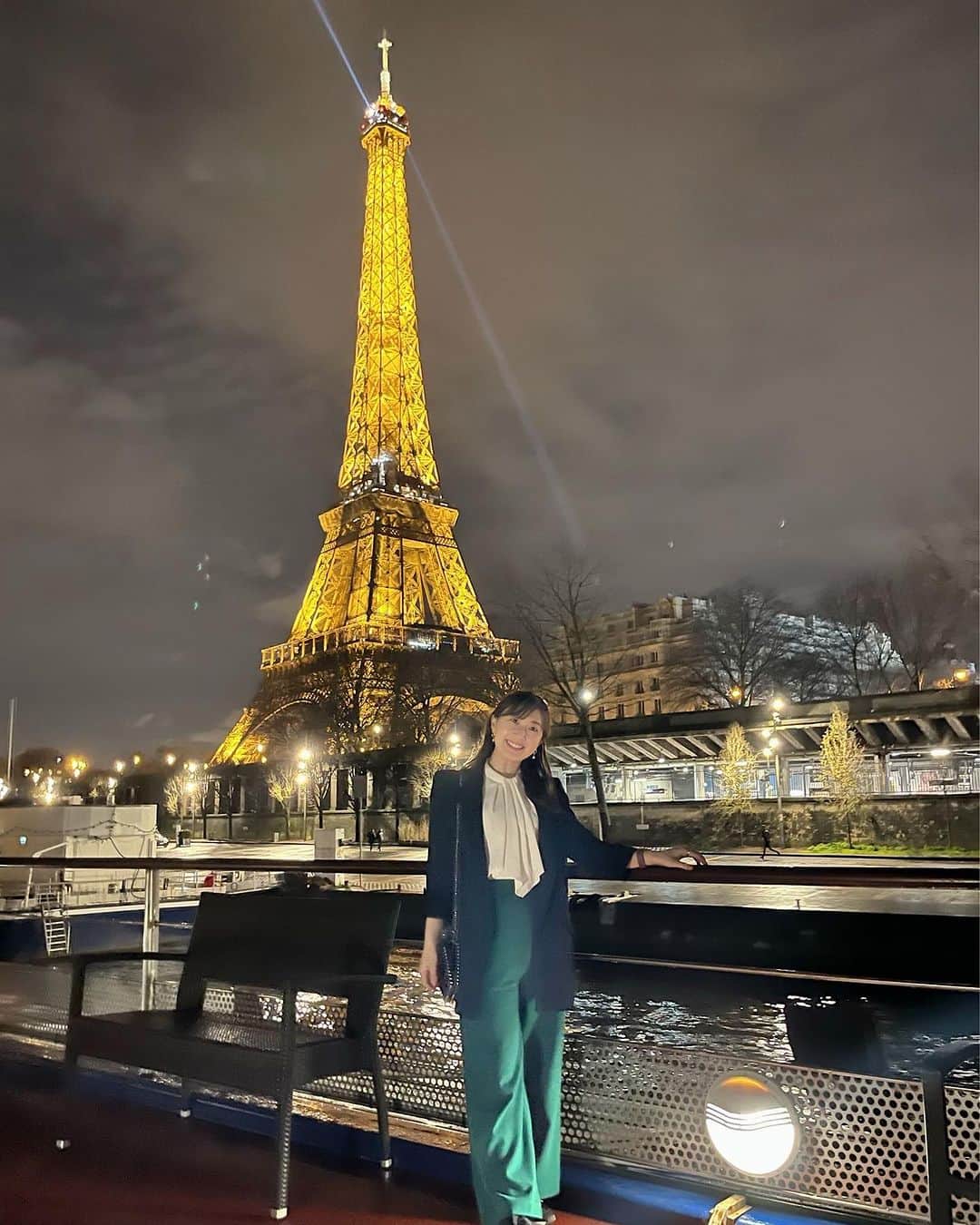 佐竹明咲美さんのインスタグラム写真 - (佐竹明咲美Instagram)「. セーヌ川クルーズへ。 最終日に行ったので、 これまで観光したところを振り返りながら ゆらりゆられていい思い出に🛳️  お食事もワインもおいしかったです🍷  エッフェル塔がキラキラ光る シャンパンフラッシュの時間は近くに停泊。 川の上から観られて特別感がありました🇫🇷  続く...  #フランス #フランス旅行　 #パリ #Paris #France #セーヌ川　#セーヌ川クルーズ　#seineriver  #エッフェル塔　#towereiffel   #あまりにもゆるすぎる #思い出投稿 #のんびりしすぎてる #1年が経ちそう」11月14日 2時36分 - asami_satake