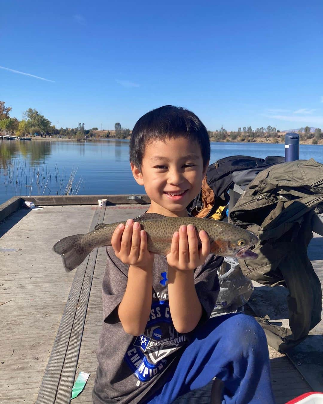 珠華ゆふさんのインスタグラム写真 - (珠華ゆふInstagram)「じゅんじゅん、魚釣りにハマってます🎣 パパと朝6:30に家を出て6時間も粘り頑張りました😂 ①ニジマスを釣って、どんな味か知りたくてYouTubeでたくさん下調べして釣れました😆 ②お隣にいた人たちが手伝ってくれたみたい✨ ③ニジマス出すまで目をつぶっててと何度も何度も言われました笑 驚かせたかったのかな☺️ ④⑤⑥魚を捌くのが上手なパパさんが上手に調理してくれました😋ニジマスの肝臓が気になるじゅんじゅん笑 ⑦おいしい‼️ ⑧プールサイドで何か話している可愛い妹組👭  #メンタル #メンタルコーチング #メンタルトレーニング #宝塚 #宝塚og #宝塚受験 #バレエ #フィギュアスケート #パフォーマンスアップ #サンフランシスコ #ベイエリア #アメリカ生活」11月14日 2時37分 - yufu_tamahana