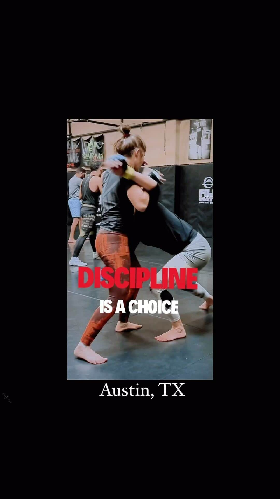 ミーシャ・テイトのインスタグラム：「Discipline is a choice. It has nothing to do with being at your best, it has everything to do with giving what you can and then doing THAT every single day.  Embrace the grind, stay focused, and make this Monday your path to success.   Fight Day Count Down: 18 days 📍Austin TX  #givewhatyoucan #justshowup #motivationmonday #ufc」