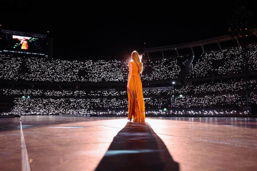 テイラー・スウィフトさんのインスタグラム写真 - (テイラー・スウィフトInstagram)「Andddd we’re back at it! Starting off the South American leg of The Eras Tour in Argentina = best decision possible. I can’t even express my gratitude to the Buenos Aires crowds. I’d never been to Argentina before and they gave us the most electric, magical memories. Thanks to the amazing fans whose show was postponed Friday for coming back Sunday and blowing us away with your passion and excitement. See you next weekend, Rio!! 💋🩵🔜  📷: @marceloendelli / @gettyimages」11月14日 2時47分 - taylorswift