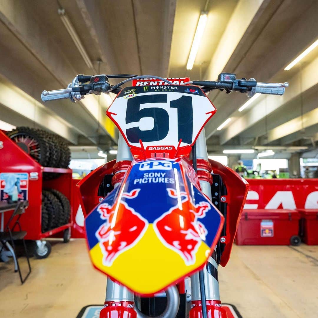Racer X Onlineのインスタグラム：「Justin Barcia out for @supercross_de_paris next weekend ⛑️ Justin issued a statement via his Instagram addressing his fans and supporters ➡️ Photos: @align.with.us   “I'm going to miss Paris   this year. I've been working with everyone on the event for a week now trying to figure out what the best way to go about this is and this is what I think the best way is, telling everybody what's going on. Just not fit enough to compete at the top level of sport right now. So definitely need some more time to get ready, train, get my strength back. And with that being said, I'm super bummed, but I think all my fans will understand that I can't give my all at the race yet, so I don't want to show up and underperform. It's just not the right thing to do for the fans and the promoters. So, I'm just gonna keep training riding, getting fitter getting stronger and look forward to seeing everyone at Anaheim.” - @justinbarcia」