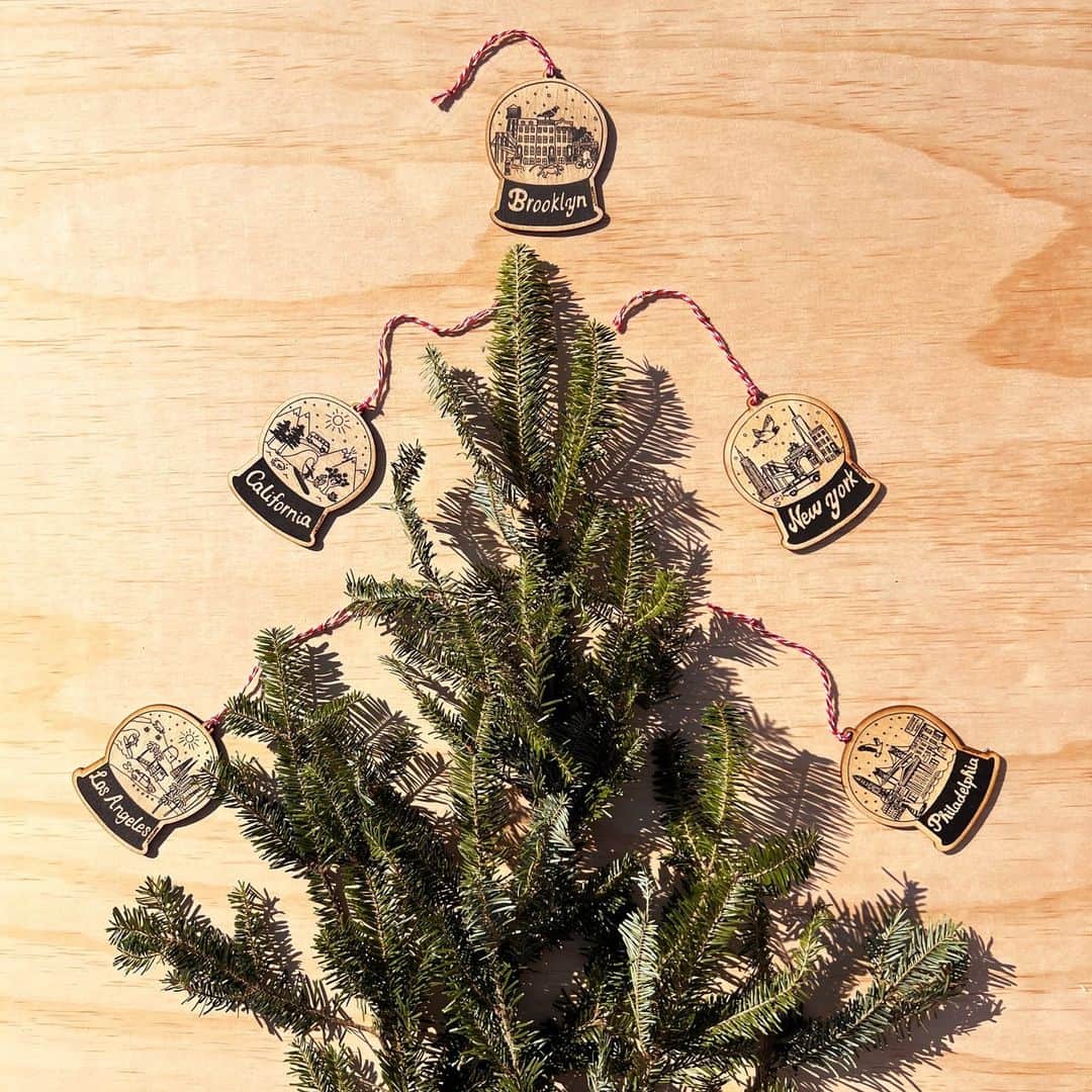 マップトートのインスタグラム：「🎄Looking to add a touch of wanderlust to your holiday decor? Look no further! 🌟🎁 Our exclusive wood ornaments inspired by snow globes and iconic locales like Brooklyn, New York City, Texas, Boston, and more are here to bring that personalized touch to your tree! 🎅🎉⁠」