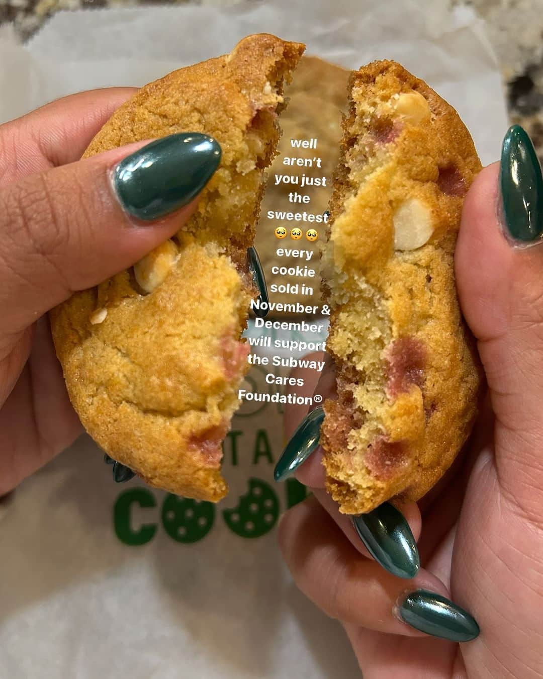 Official Subwayさんのインスタグラム写真 - (Official SubwayInstagram)「swipe to break the cookie and reveal a surprise. 🤫🎓🥹   Cookie purchases made at participating restaurants between 11/1- 12/31/2023 will result in a donation made to the Subway Cares Foundation® in the amount of $1.20 per case. Cases contain 180 cookies. Maximum donation of $500,000 for 2023.」11月14日 2時57分 - subway