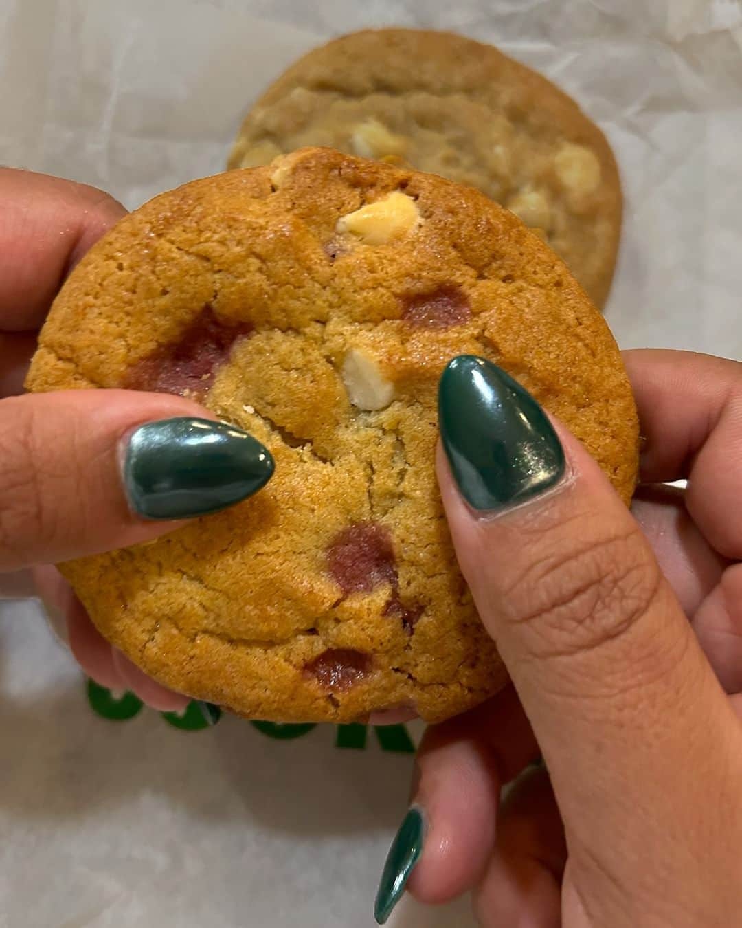 Official Subwayのインスタグラム：「swipe to break the cookie and reveal a surprise. 🤫🎓🥹   Cookie purchases made at participating restaurants between 11/1- 12/31/2023 will result in a donation made to the Subway Cares Foundation® in the amount of $1.20 per case. Cases contain 180 cookies. Maximum donation of $500,000 for 2023.」
