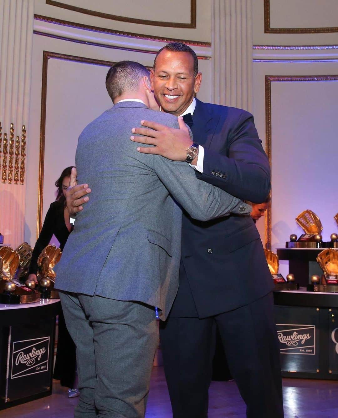 アレックス・ロドリゲスさんのインスタグラム写真 - (アレックス・ロドリゲスInstagram)「One of my favorite nights in baseball! It was an honor to present at this year’s Golden Glove Awards. Congratulations to @kebryan_hayes and Matt Chapman, both elite defenders and class act guys. #goldengloves」11月14日 3時06分 - arod