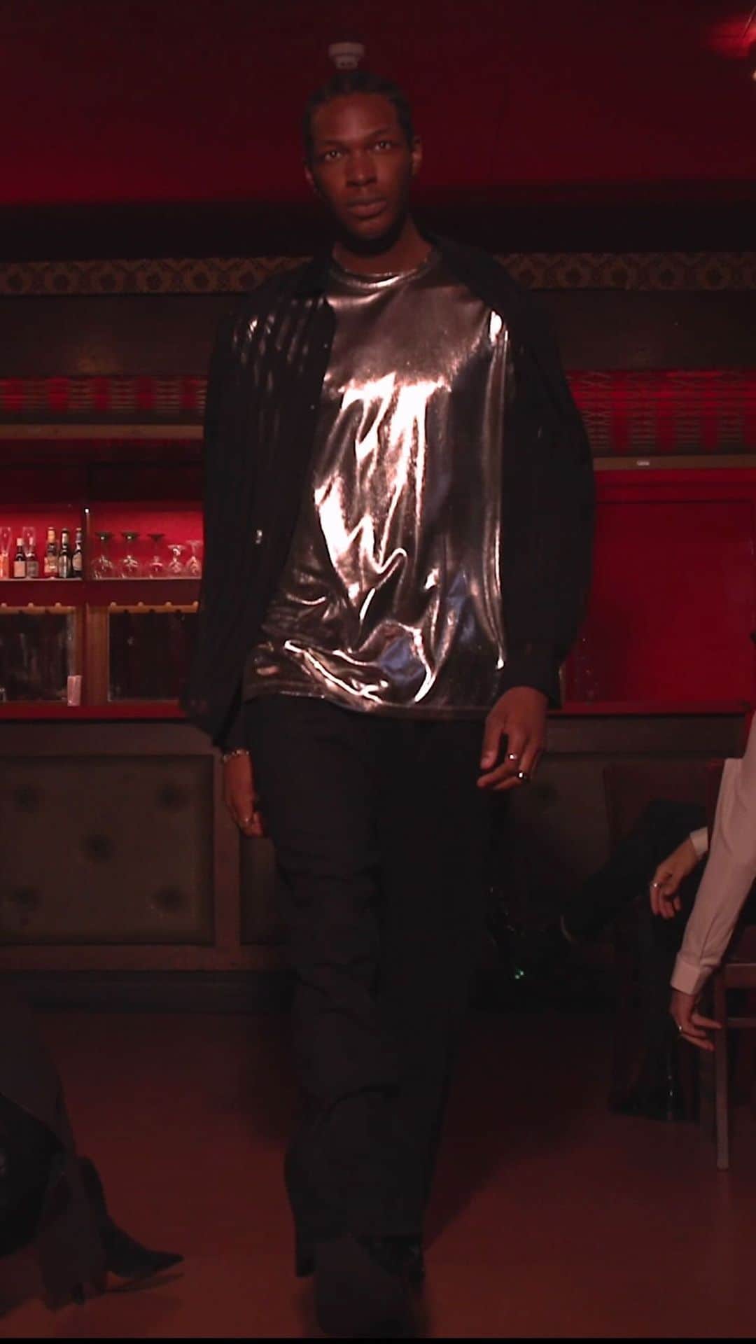 トップマンのインスタグラム：「Excuse me, coming through.  Oversize metallic t-shirt [132990767]」