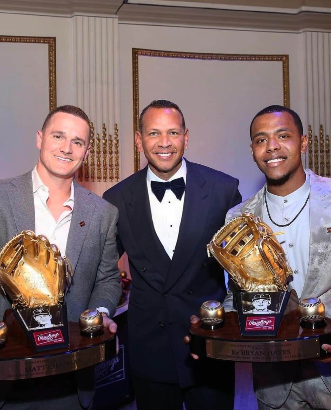 アレックス・ロドリゲスのインスタグラム：「One of my favorite nights in baseball! It was an honor to present at this year’s Golden Glove Awards. Congratulations to @kebryan_hayes and Matt Chapman, both elite defenders and class act guys. #goldengloves」