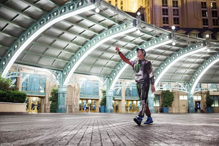 ケン・ブロックさんのインスタグラム写真 - (ケン・ブロックInstagram)「The Larry Chen Photoshoot Auction has 4 days left on @bringatrailer ‘s website!  Nobody looked cooler than Ken walking up to the new Gymkhana car, about to shred the tires to oblivion. @larry_chen_foto got the shot, every time. Some of our favorite HHIC Moments right here.  #KB43VER #43Institute #LarryChen #BringATrailer #Pennzoil #Auction #Photoshoot #KenBlock #BlockHouseRacing #AutomotivePhotography」11月14日 2時59分 - kblock43