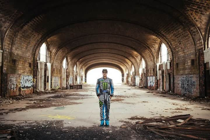 ケン・ブロックさんのインスタグラム写真 - (ケン・ブロックInstagram)「The Larry Chen Photoshoot Auction has 4 days left on @bringatrailer ‘s website!  Nobody looked cooler than Ken walking up to the new Gymkhana car, about to shred the tires to oblivion. @larry_chen_foto got the shot, every time. Some of our favorite HHIC Moments right here.  #KB43VER #43Institute #LarryChen #BringATrailer #Pennzoil #Auction #Photoshoot #KenBlock #BlockHouseRacing #AutomotivePhotography」11月14日 2時59分 - kblock43