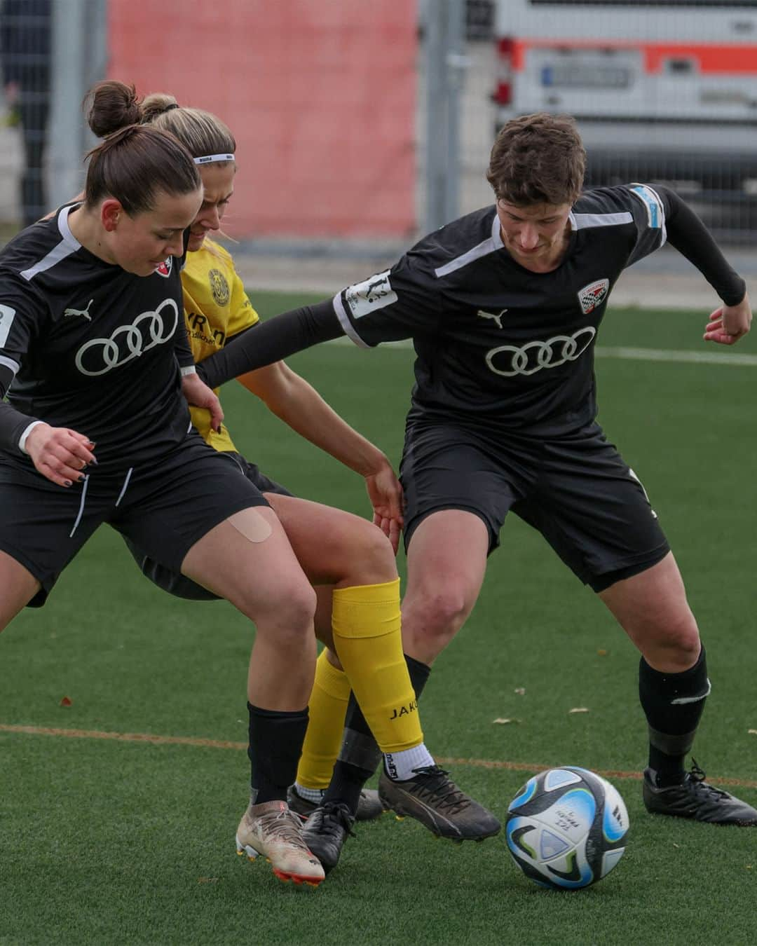 FCインゴルシュタット04のインスタグラム：「Siegreiches Wochenende für @die.jungschanzer-U19 und unsere Frauen: Während die A-Junioren den 1. FC Kaiserslautern mit 1:0 auswärts besiegten, schlugen auch unsere @schanzerinnen den Aufsteiger SV Weinberg mit dem gleichen Ergebnis. 💪⚫🔴 ___ Die Spielberichte findet ihr auf fci.de 📲  📸: @juergenkbumm  . . #Schanzer #schanzerdassindwir #Schanzerfürimmer #ingolstadt #FCI #FCIngolstadt #soccer #fussball #football #futbol #Liga3 #3Liga #Jungschanzer #nachwuchs #talente #Schanzerinnen #bayernliga #bayernliganord #u21 #u19 #u17 #u16」