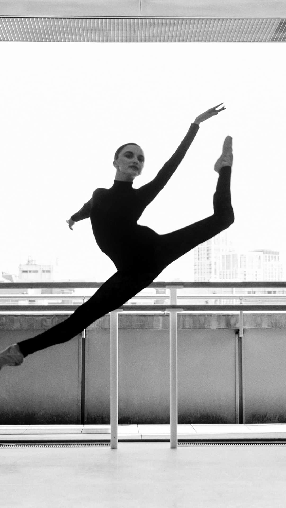 オールセインツのインスタグラム：「@violabella_’s favourite dance memory is a dream that is about to become reality. 💪」