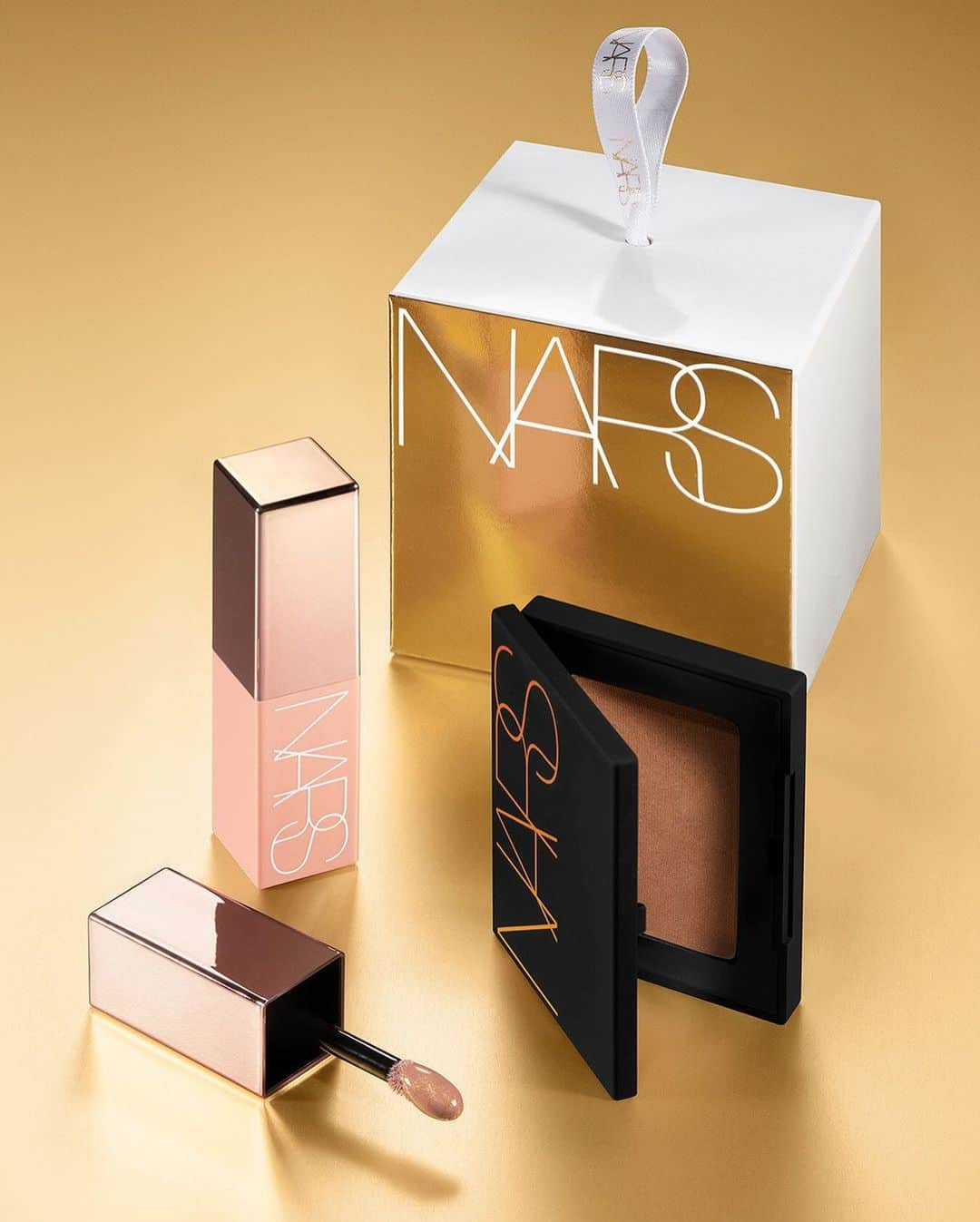 NARSさんのインスタグラム写真 - (NARSInstagram)「Go for gold. 🌟 Holiday-exclusive Gold Star Mini Laguna Cheek Duo is the ideal indulgence for sunkissed skin anytime, anywhere.」11月14日 3時02分 - narsissist