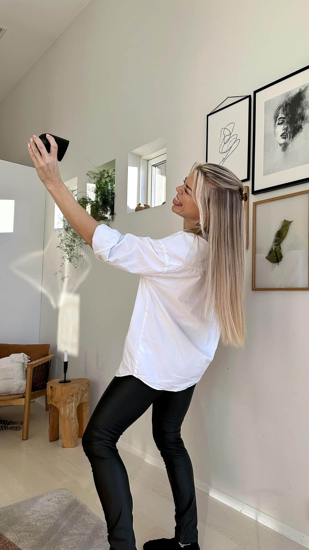 Inger-Lise Lillerovdeのインスタグラム：「annonse| Say cheese!! 🤣 Neidaa..! Joddaa 😅  @philipshue har kommet med en spennende nyhet, nemlig Philips Hue Secure!! Så nå har vi fått montert opp overvåkningskamera hjemme.   Noe som var overraskende enkelt, da den bare legges til Hue app’en. Så har man smartbelysning og kamera samlet på et og samme sted. Enklere blir det ikke 🙌🏼 Man kan velge livestreaming, toveis talefunksjon, lydalarm og oppring til både nødetat og en selv. Mulighetene er som alltid -veldig mange!  Vi hadde faktisk uvedkommende som virkelig saboterte og ødela i garasjen vår for en tid tilbake siden, og det var virkelig ubehagelig! Og det kostet oss dyrt! Vi fant aldri ut hvem det var heller… Men nå håper vi å slippe flere sånne ubehagelige opplevelser!  Det føles hvertfall trygt og godt 🙏🏼  Har du overvåkningskamera hjemme? Har en følelse av at det er noe flere og flere velger å installere.. __________________________________________ #smarthome #techhome #philipshuse #smartbelysning #philipshue #philipshuesecure #brighthomesecurity #gadget #interiordesign #home #hjem #interieurinspiratie #interiorinspiration #living #homesweethome #newgadget #instahome #gadgetsforhome #overvåkningskamera #interiorinspo #norskehjem #norskehus #tech」