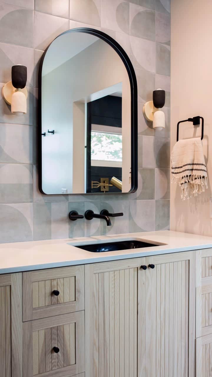 ヘザー・モリスのインスタグラム：「Before and after MASTER BATHROOM RENOVATION by @mp_james_design turned out teensy weensy camper bathroom into a spa dream 🛌 😍」