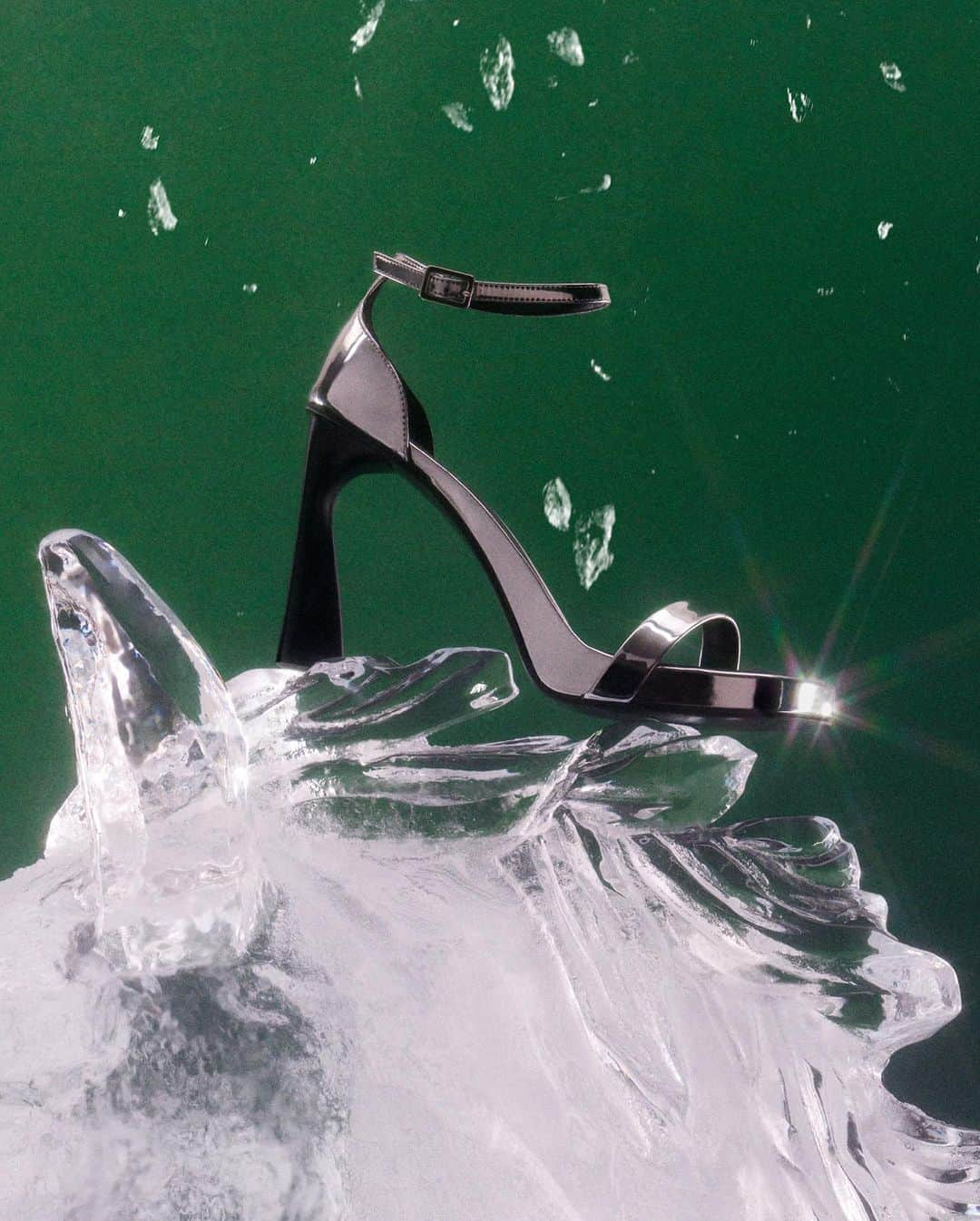 ステラ・マッカートニーのインスタグラム：「STELLABRATION: Cool as ice. Our sculptural Elsa heels, elevating holiday looks for those who Stellabrate.  Tap to shop #StellaHoliday and at link in bio.  Credits  Track: ‘Frozen’ by @Madonna  #StellaMcCartney #StellaSpring24 #crueltyfree #vegan」