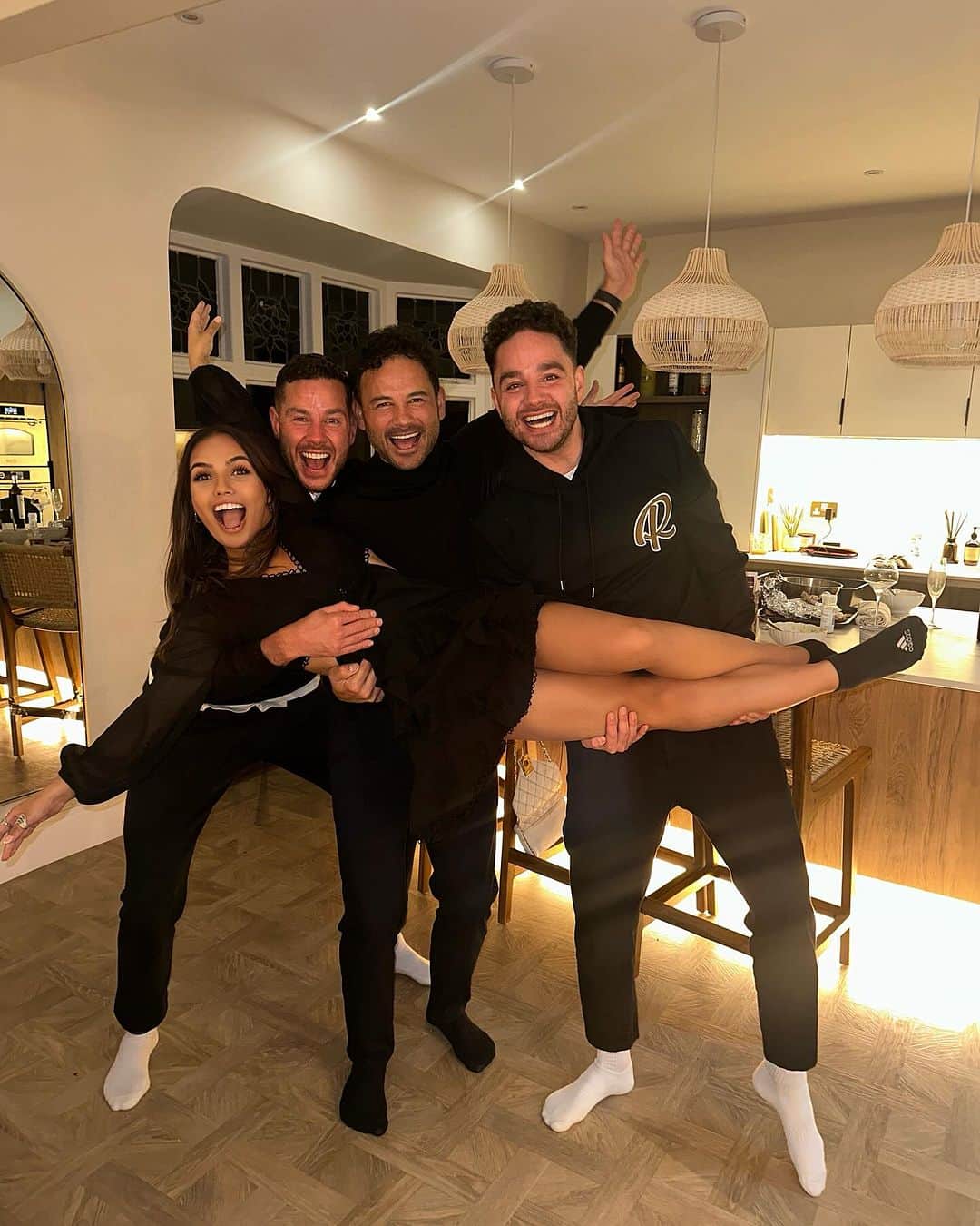 アマニ・ファンシーのインスタグラム：「Oh no 😂 triple trouble!!!  #beautifulday thank you for hosting, @lucymeck1 🤍」