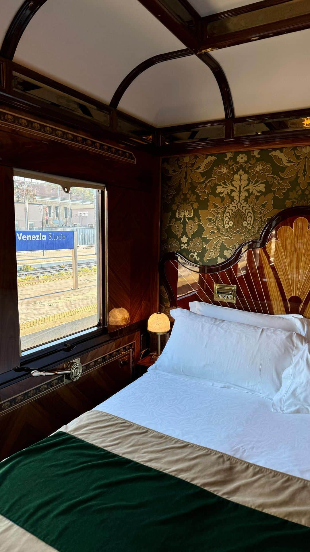 アンナ・アンドレスのインスタグラム：「Venice to Paris on the Orient Express  Stepping aboard a legend in motion, making my little dream come true.😍 Throughout the years, the train held a distinguished role in the art of continental travel.  Each carriage has a glamorous history dating from the early 20th century. All the wooden panelling is between 70 and 100 years old - historic timber has been used to restore the carriages and ensure the vintage character of the train is maintained. There are several dining cars on the train, as well as piano bar. The food is delicious, the atmosphere is great. Definitely recommend!🚂 #orientexpress」