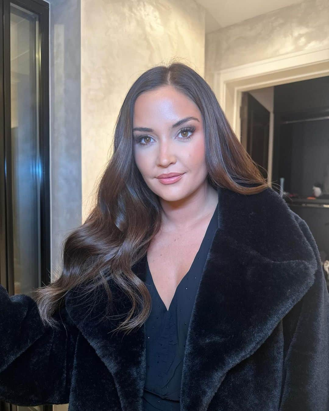 ジャクリーン・ジョッサのインスタグラム：「Winter glam. 🍾  Excited to get home to my family and tuck the babies in bed and cuddle!!!   Always fun to get glammed though of course thanks  @iamjamesjohnson  @lielle_mua 💋」