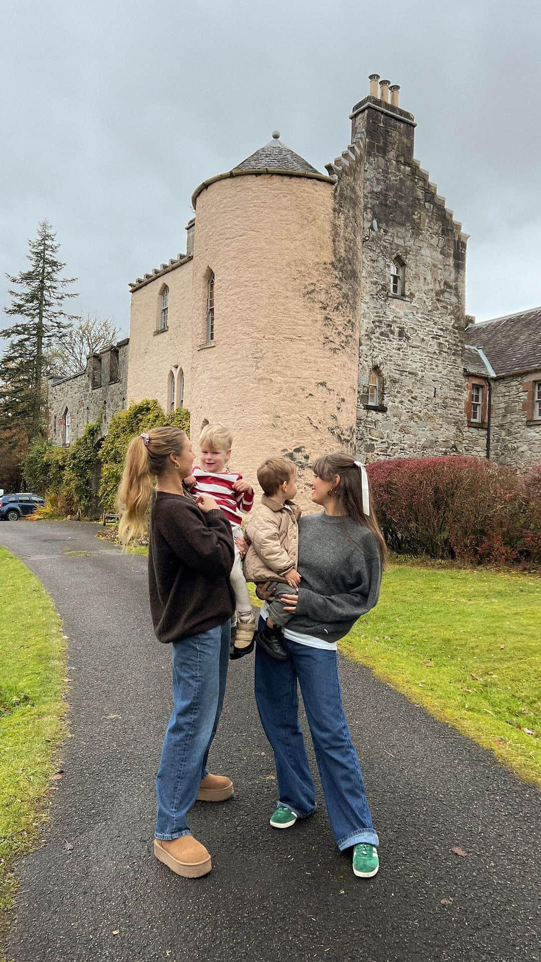 Alex Centomoのインスタグラム：「The husbands went into the city, so us moms had a chill day at the castle 🏰🥹✨」