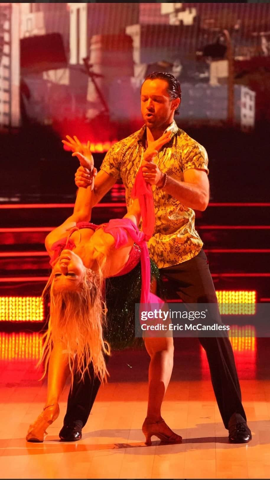 アリアナ・マディックスのインスタグラム：「Cannot believe it’s been almost a week since this performance! Still can’t find the right words to describe how it felt to live out my teenage dream. Remember it like yesterday when I was mimicking @britneyspears music videos and @brianfriedman & @waderobsoncreations iconic and timeless choreo in my living room. Plus, to dance surrounded by the best dancers @alanbersten @jennajohnson @brittbenae @glebsavchenkoofficial was 🙌 And to top it all, all the kind words from the judges with a sweet 10 from the icon herself @paulaabdul! This week @pashapashkov and i have been working extra hard to bring you all an exciting paso to a song by another icon @whitneyhouston. Hope you will tune in tmrw to watch it live and support us :)」