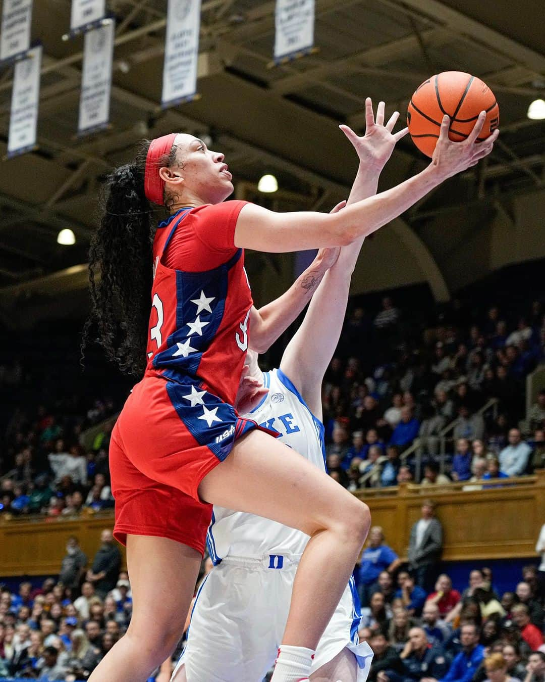 USA Basketballのインスタグラム：「🇺🇸 #USABWNT 8️⃣7️⃣ 😈 @dukewbb 5️⃣8️⃣」