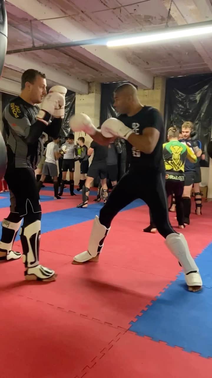 アリスター・オーフレイムのインスタグラム：「Had a great day last saturday in the UK. Was fun being back on the mat. 🥊」