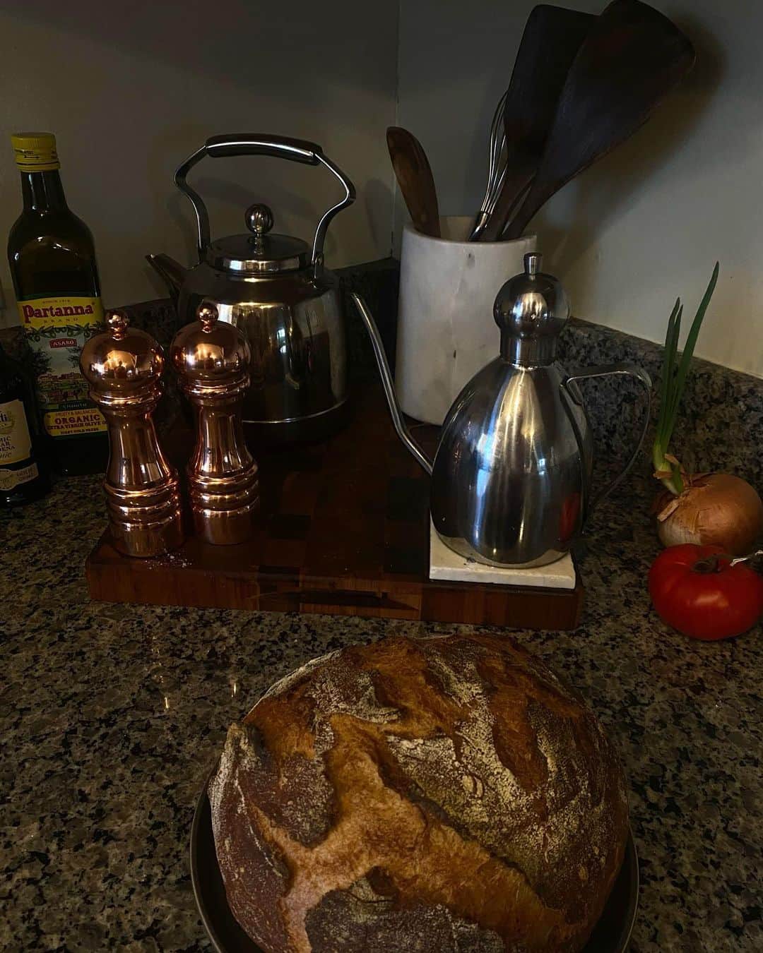ローラ・ジェームスのインスタグラム：「@jonecker decided the best time to adventure down the sourdough starter/bread making journey was during the peak newborn phase 🙃🫠 but tbh this bread is ridiculously good 🥖🍞」