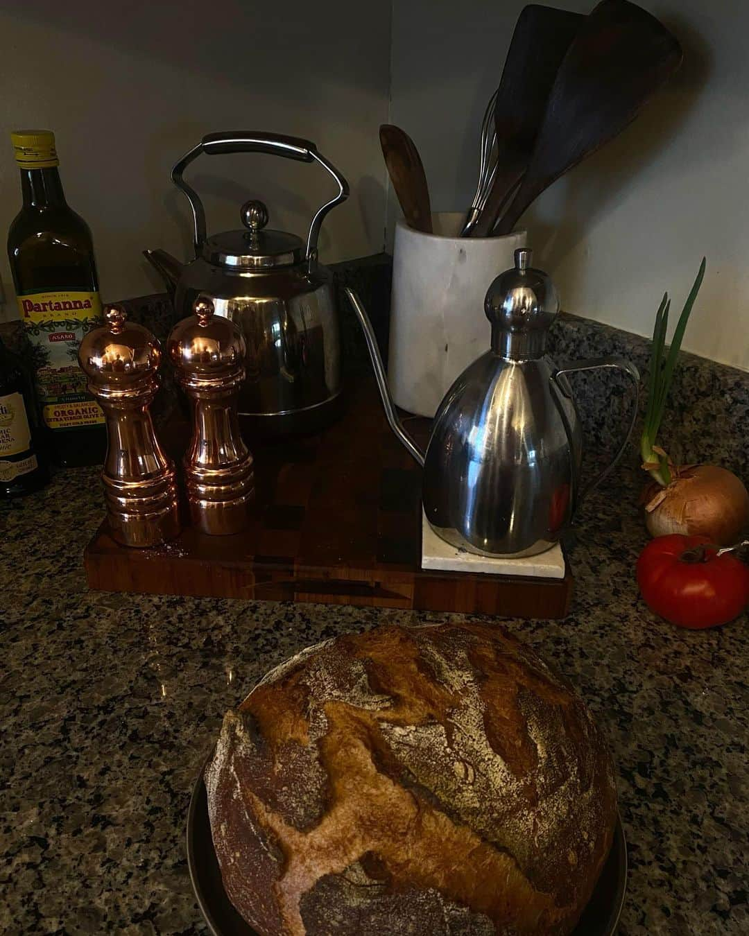 ローラ・ジェームスさんのインスタグラム写真 - (ローラ・ジェームスInstagram)「@jonecker decided the best time to adventure down the sourdough starter/bread making journey was during the peak newborn phase 🙃🫠 but tbh this bread is ridiculously good 🥖🍞」11月14日 3時40分 - lauraellenjames