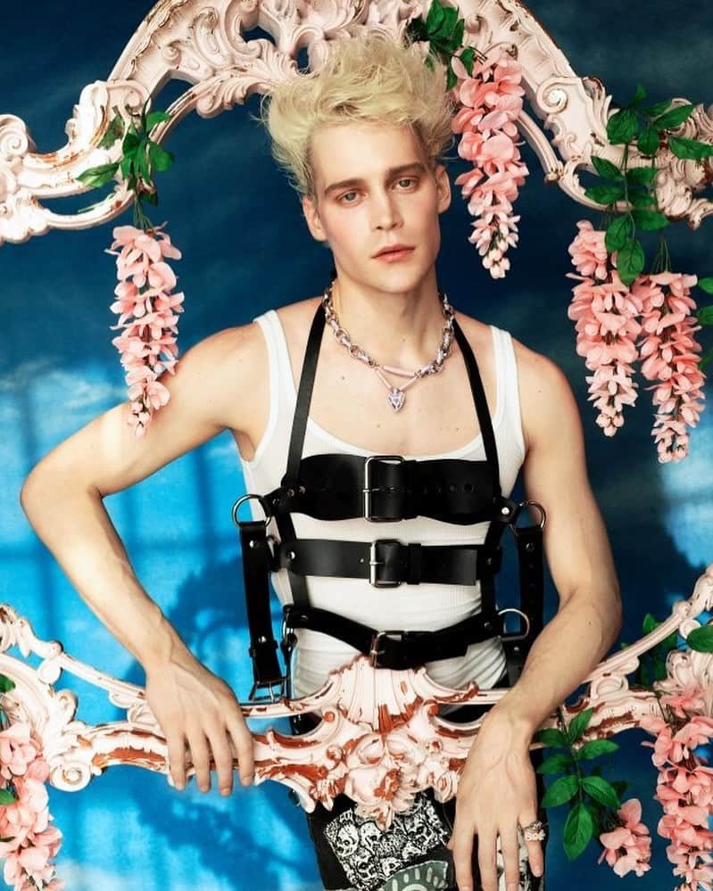 ZANA BAYNEのインスタグラム：「The Triple Buckle Bustier on @pianomicah for @mirror_mirror_magazine 🌹   Styled by @nicolaformichetti Photo by @domenvandevelde」
