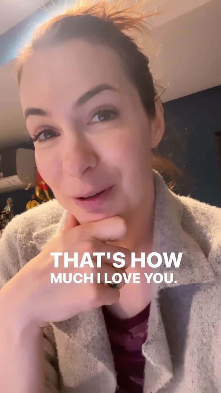 フェリシア・デイのインスタグラム：「Kids say the craziest/creepiest/most insulting things! Lol #feliciaday #weirdmom」