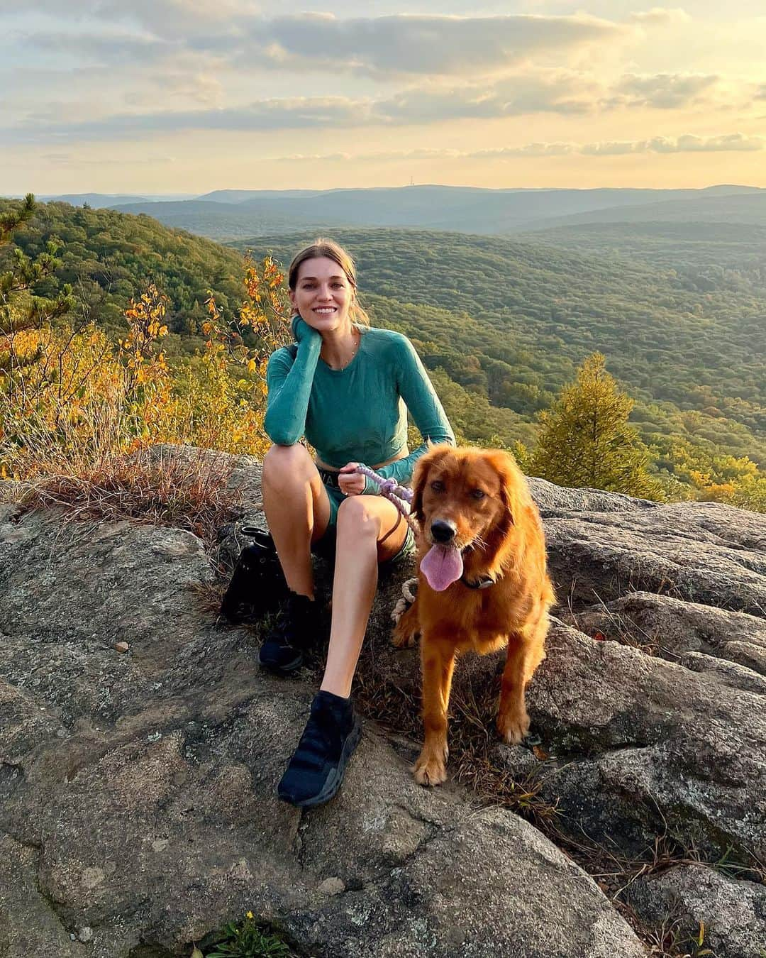 サマンサ・グラドヴィルのインスタグラム：「Gone hiking ✌️ One of my favorite things about living in the state of New York is getting out of the big city and spending time upstate with Mother Nature. It’s almost mind boggling to realize that just a short trip away from all the hustle and bustle of Manhattan lies densely forested parks, beautiful hiking trails and mountain ranges! I’m incredibly grateful to have this escape where my heart and soul feel so much at home 💚🍃 #naturalnewyork #hikeny #goneexploring」