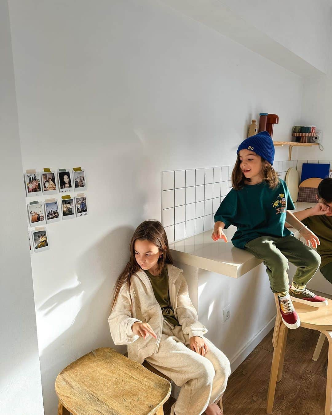 アメリカンビンテージさんのインスタグラム写真 - (アメリカンビンテージInstagram)「Chilling in the kitchen with @sheila.makes & family 🌈  #americanvintage #amvfriends #justforcoolkids #chilling #happykids」11月14日 3時58分 - americanvintage_officiel