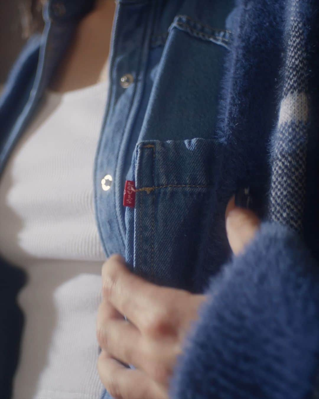 Levi’sのインスタグラム：「Sweater szn with Emma continues…  She’s layered up and staying cozy with our Betty Cardigan. Casually paired with our new Ribcage Bells for a little seasonal flare.   Shop via stories + link in bio.」