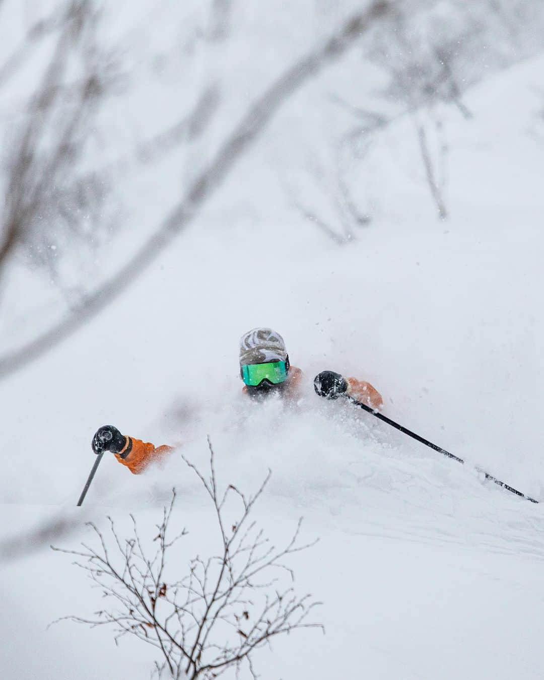 アークテリクスさんのインスタグラム写真 - (アークテリクスInstagram)「A raclette dinner with the family, some eggnog, and a few Grotto toques wrapped up under the tree. For professional skier Tom Peiffer, (@tompeiffer) the holidays are as simple as that.   Swipe through to see Tom’s picks for the season. #arcteryx」11月14日 3時52分 - arcteryx