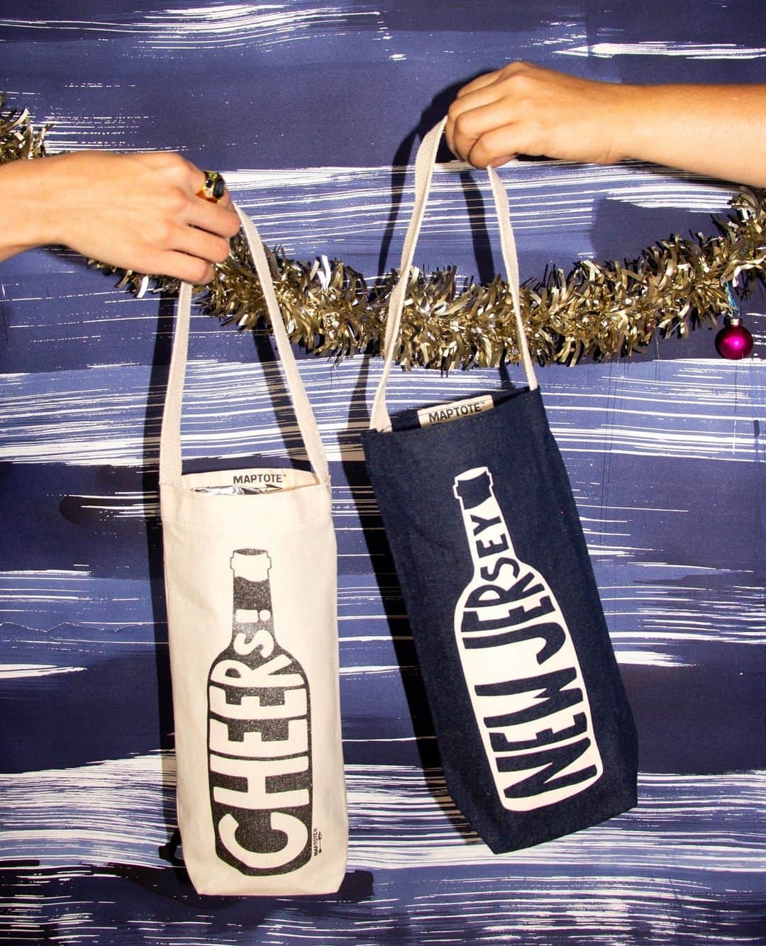 マップトートのインスタグラム：「Are you ready for the party? 🥳✨From natural canvas to a beautiful denim version, our wine totes are a must have for holiday parties.🍷✨Cheers to the gift checklist being done and for the fun to begin! Made in USA, easily washable, and available in several versions from red wine, white wine, champagne, and more!」