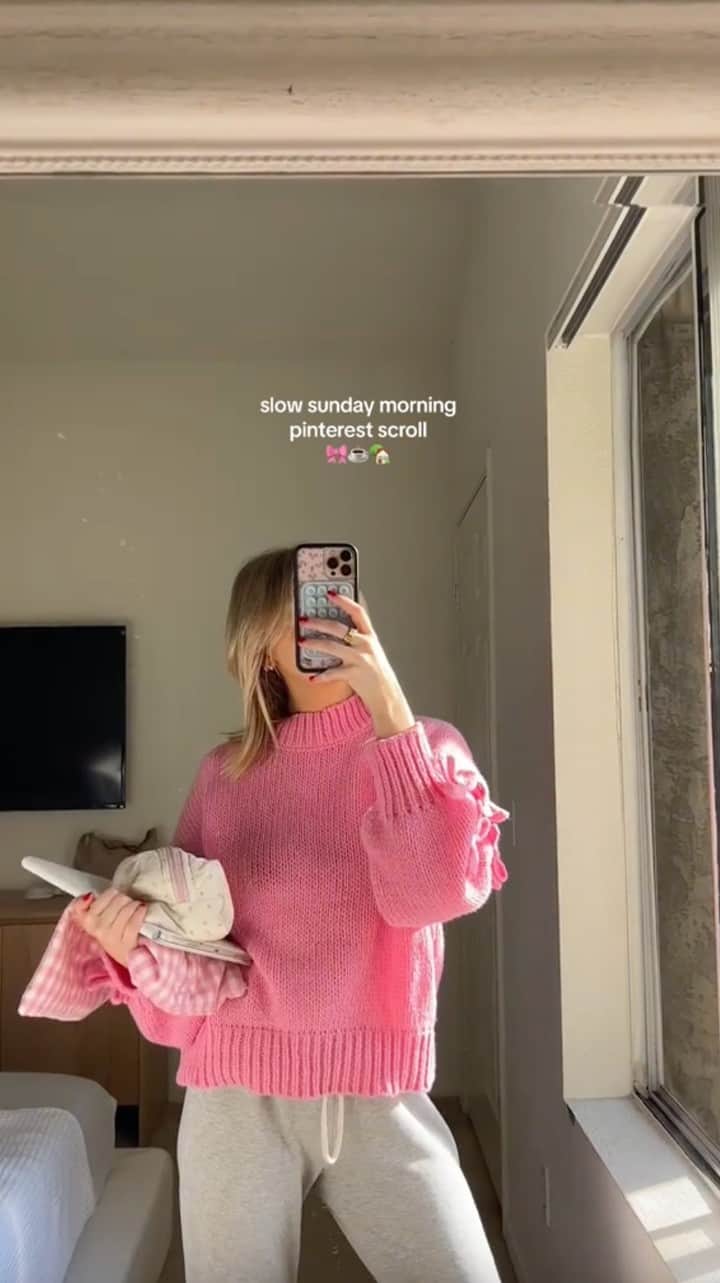 Beginning Boutiqueのインスタグラム：「Angel @jamielynkane features our Short and Sweet Pink Knit Jumper in her vlog 🩷」