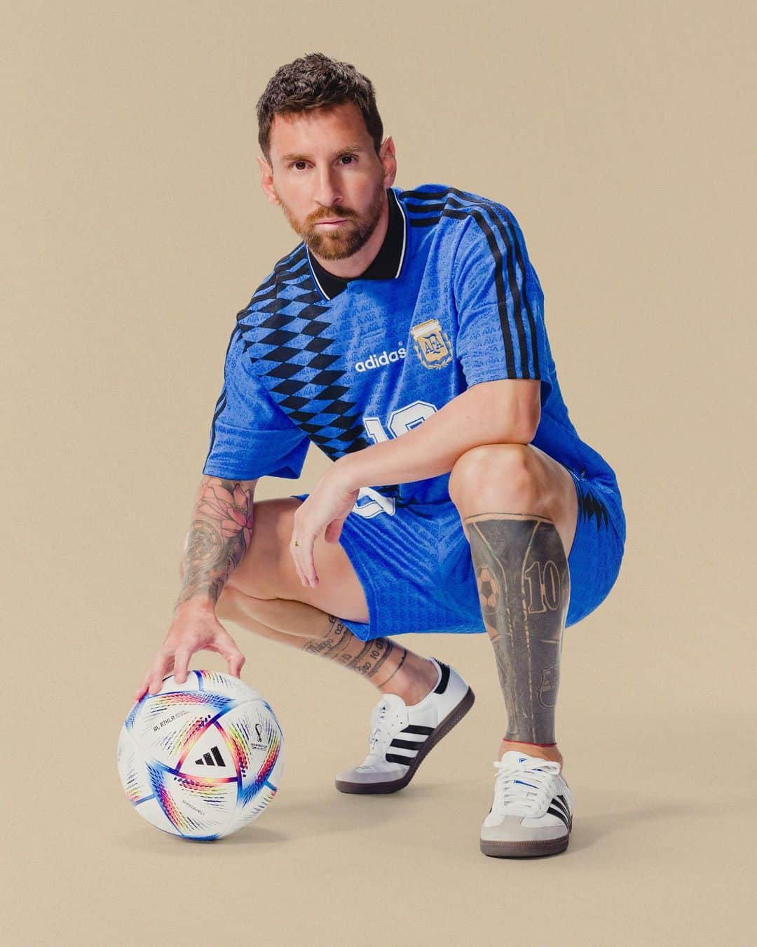 リオネル・メッシさんのインスタグラム写真 - (リオネル・メッシInstagram)「timeless, classic, original 💙🤍​  ​the adidas x @AFASeleccion Originals Football Collection. coming soon ⏳​ ​ atemporal, clásico, original 💙🤍​ la colección adidas x @AFASeleccion Originals Football. próximamente ⏳」11月14日 4時01分 - leomessi