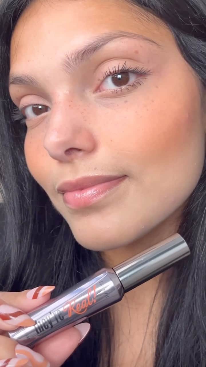 Benefit Cosmeticsのインスタグラム：「Lashes beyond belief with #theyrereal lengthening mascara 😍 beautyinfluensta⁠ styles her lashes with this lifting and separating, longwear mascara ❤️⁠ ⁠ #regram #friendswithbenefit⁠」