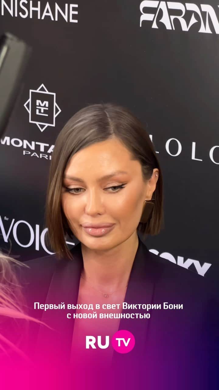 RU.TVのインスタグラム：「Виктория Боня – новая версия на Премии VOICE 💁🏼‍♀️  Оцените преображение в комментариях!   #rutv #рутв #викториябоня」