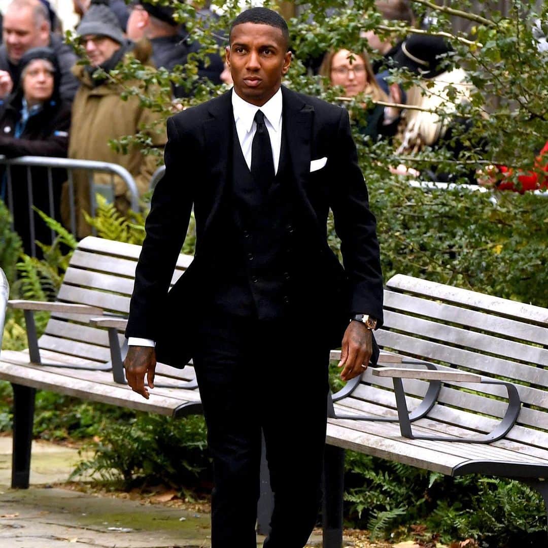 アシュリー・ヤングのインスタグラム：「Paying my huge and utmost respect to Sir Bobby Charlton. It was an honour to be invited, there’s no way I’d of missed celebrating such a Legend of our Club and Country's life 🙏🏾👹❤️」