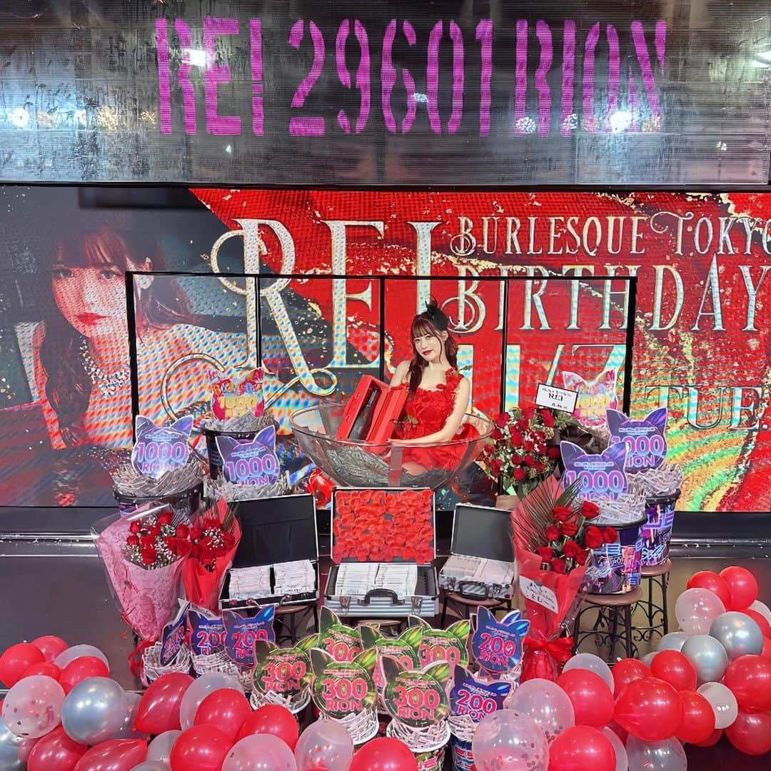 RENAさんのインスタグラム写真 - (RENAInstagram)「11/7🎂れい初の単独 バースデーイベント本当に ありがとうございました🙇‍♀️🎂🙏  2ヶ月前から告知してたものの 本当になかなかうまく進まずに こんなにもうまく進まないものなのか。と 思い知らされました。朝方から家で 悔しい泣きする時もありました🤣  イベント日当日は Bチーム演目には出ずに全て Aチーム演目で出ると決めて、 各部でAチームのクイーンを1つずつ やらせて頂きました🙇‍♀️👑✨  いざ本番になると、練習ではできてたものの 本番では振りが少し飛んでしまったり バタバタで音が聞こえなくなってしまったり まだまだ反省点が沢山のバースデー イベントとなりました。  入店してすぐにイベントはいつかは 絶対やるだろうな。と思っていたので 先輩のイベントの時にAチーム演目 こつこつと練習して少しずつ踊れるやつを 増やしていきました。なので初の バースデーイベントではやりたかった クイーン👑が3つもできてとても 嬉しかったです😭♥️  私が楽しかったのはもちろんですが お客様やバーレスクガールから 「れいれいのイベント楽しかった」 この言葉を聞けたことがとても 嬉しかったです🥹✨✨ わざわざこの日を空けといてくれて 地方から来てくれた方、予定をずらして 1部だけでも行くね、と言ってきてくれた方 赤いっぱいで来てくれた方、 推しプランしてくれた方、リオンくれた方 1〜4部通しで見守ってくれた方 本当に応援してくれる皆様のおかげで 幸せな誕生日になりました。  普通の女の子ぢゃ、経験できない 誕生日を過ごさせて頂きました。🥲💎  パネルは29枚出して完売💎✨ 写真集出せるんぢゃないか？ってくらい ダイエットも頑張ったし撮れ高よかったので 完売嬉しかったです☺️😭♥️ 推しプランは目標の100はいかなかったけど もう少し周り方うまくいってたら こえてはいたかなあとは思いました。 途中でつけてくれた方、うまくご挨拶に 行けてない方いたらごめんなさい😭🙏  本当に勉強になりすぎたイベントでした。 来年のイベントではあーしたい、こーしたい ってゆうのが明確に見えて、今年よりも さらにいいイベントになるってゆう 自信があります🥰🎂✨✨  まだまだ成長途中の私ですが これからも変わらず暖かく 見守ってくださると嬉しいです♥️  応援してくれる皆様が心から 大好きです。れいバースデーに お越しになられた皆様、本当に ありがとうございました😭🎂🌹✨  バースデーでの写真まだ 載せるね💗バーレスクでの夢。 マティーニリオン🍸も 誕生日で叶いました。🥲☺️🍸✨ リオンのお礼はストーリーの【BD🎂】に 載っています🙇‍♀️是非見てください🙏 ・ #バーレスク東京　#burlesquetokyo #burlesque  #エンタメ活動を止めない #バーレスク東京のマシュマロ #バースデーイベント　#birthday」11月14日 4時21分 - rei_burlesque