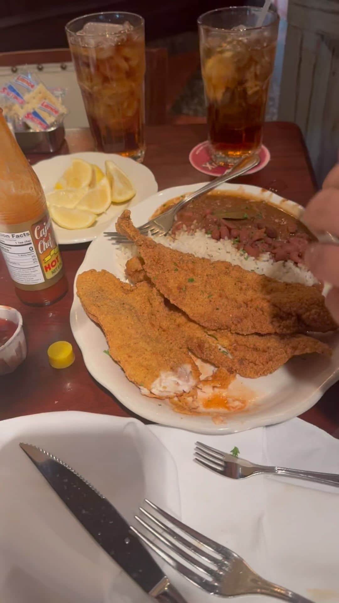 ベイビー・バッシュのインスタグラム：「Do Yall put Hot sauce and Lemon on your catfish too?? These Munchies had me Fiendin for Catfish today mayne! So we hit Pappadeaux」