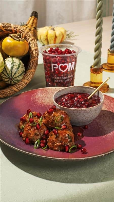 クリッシー・テイゲンのインスタグラム：「Drawing inspiration from the beloved Swedish meatballs, we teamed up with @pomwonderful to create our own festive version: Glazed POM Turkey Meatballs with POM Arils Chutney. The teriyaki glaze has the rich infusion of POM Wonderful 100% Pomegranate Juice and the POM Pomegranate Arils filled chutney provides an added sweet-tart burst of flavor. POM Arils come in easy, ready-to-eat packaging, which means less stress in the kitchen any time you’re incorporating pomegranate into a recipe. #partner   Added bonus? POM Arils are a great source of fiber and have antioxidant goodness!」