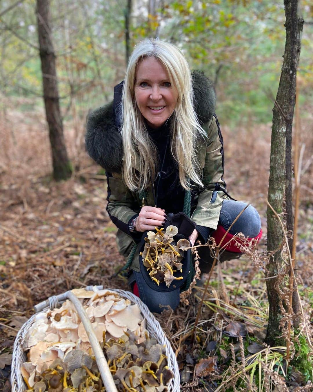 アマンダ ウェイクリーのインスタグラム：「Did a little foraging at the weekend… (with a  brilliant guide and would not risk doing this without him). Great to be outside, in nature, on a mission…it’s become a November family tradition  #Amandawakeley #nature #newforest #winterchanterelles #pieddemouton #mycology #foraging #countryside #englishcountryside #health #wholesome #troylondonuk」