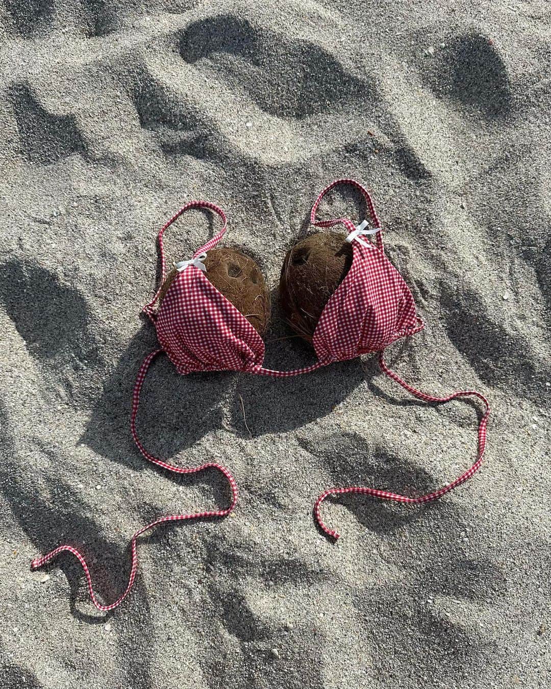 FRANKIES BIKINISのインスタグラム：「kinda like it here. thinking about staying 🤭」