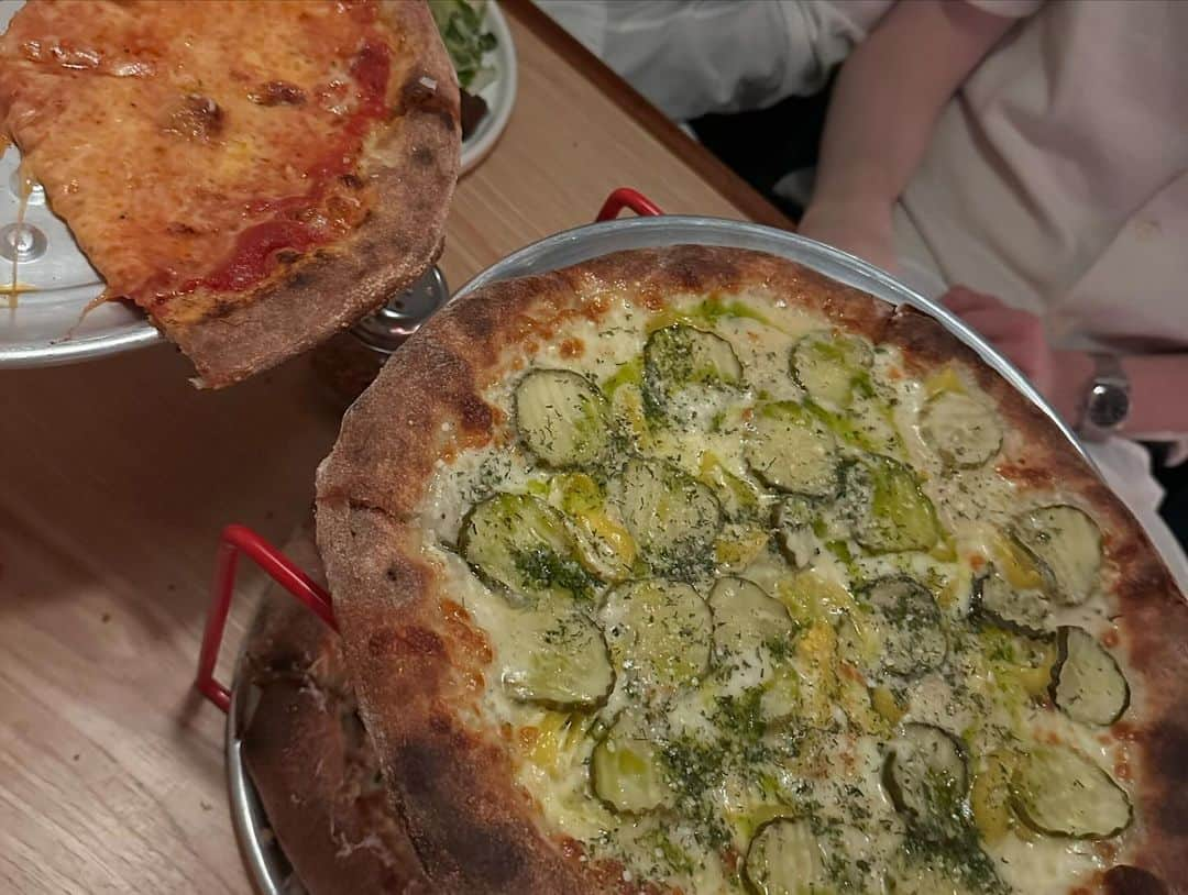 ジュリアン・ムーアさんのインスタグラム写真 - (ジュリアン・ムーアInstagram)「Delicious dinner at @stretchpizzanyc - perfect Sunday night with chef @wyliedufresne 🔥🔥🔥 (PS Wylie was the chef at our wedding but we didn’t have pizza!)」11月14日 4時29分 - juliannemoore