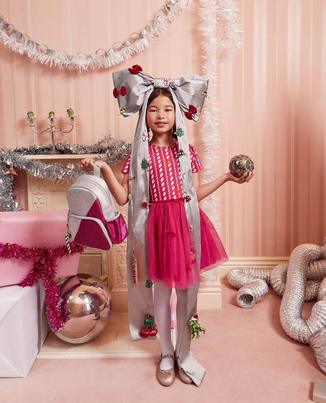 アクセサライズのインスタグラム：「Giving season...bauble or bag? 🎁」
